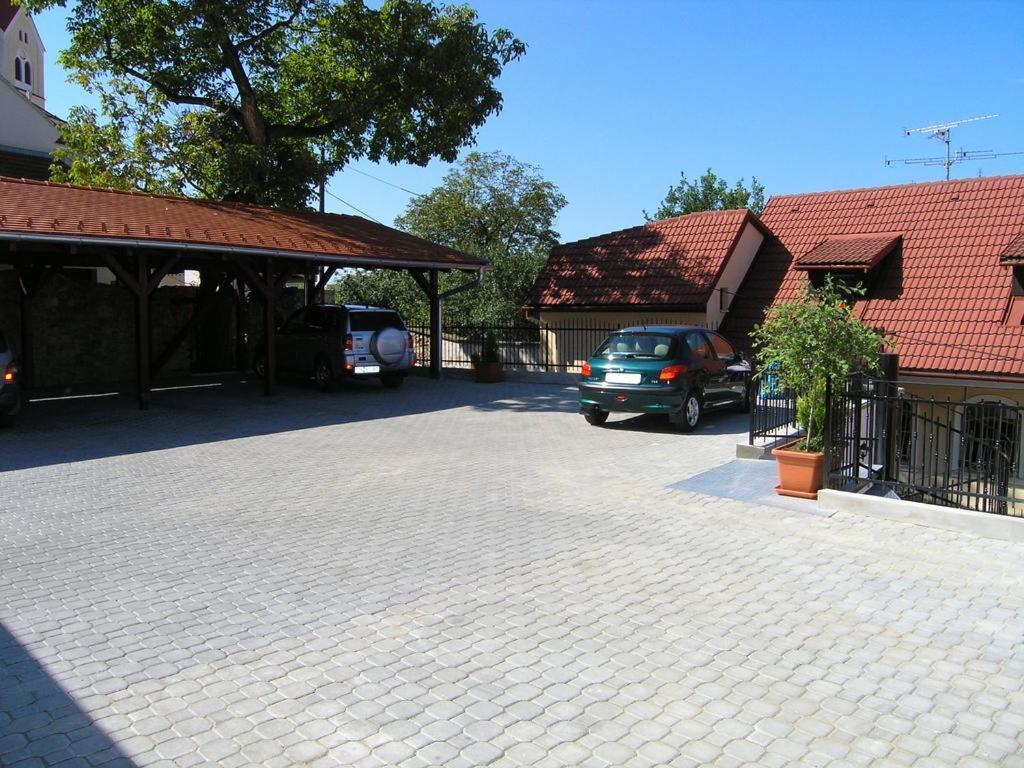 Trenčín Penzion Pod Hradom מראה חיצוני תמונה
